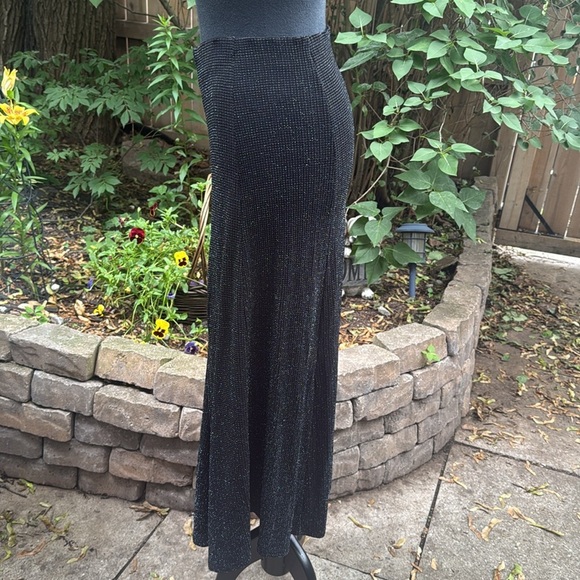 Elegant Glittery Slinky Black Maxi Skirt. Size Medium - Picture 2 of 7
